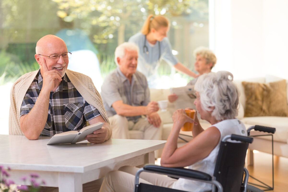 Adultos mayores realizando actividades cognitivas