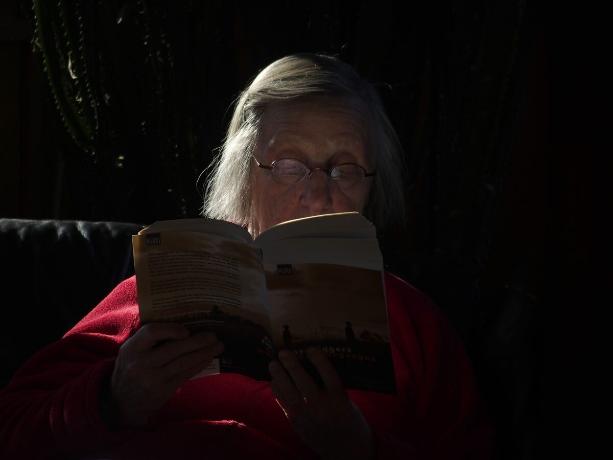 Mujer mayor leyendo con concentraci&oacute;n